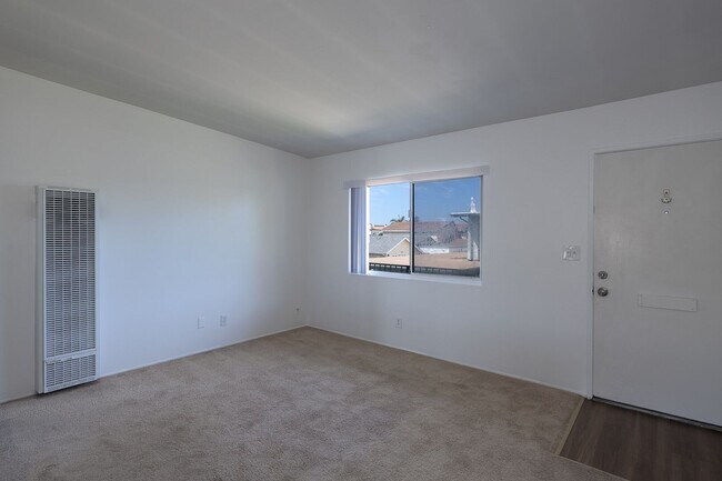 Foto del edificio - 2 Bedroom + 1 Bathroom Apartment | Oxnard Shores | Unfurnished