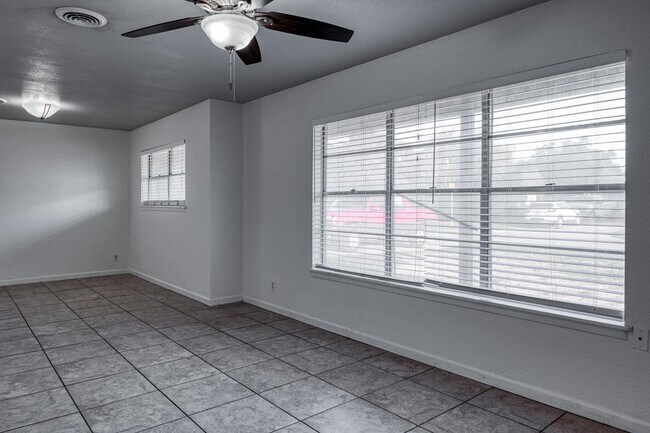 Foto del edificio - 243 Elizabeth Dr