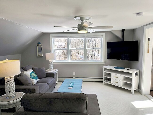 Building Photo - 10 Windward Ln