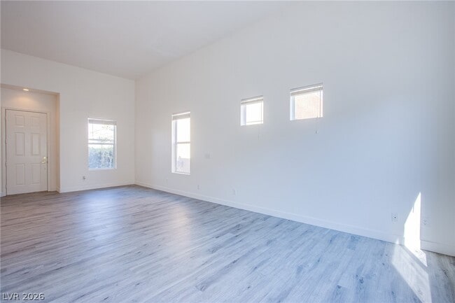 Building Photo - 10537 Redwood Ash Ave