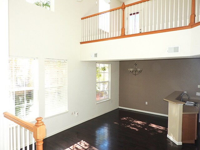 Building Photo - Large Loft and Balcony!