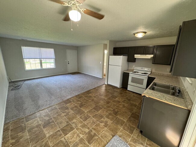 Building Photo - MT HEALTHY - Simple ranch living 3 bed 1 bath