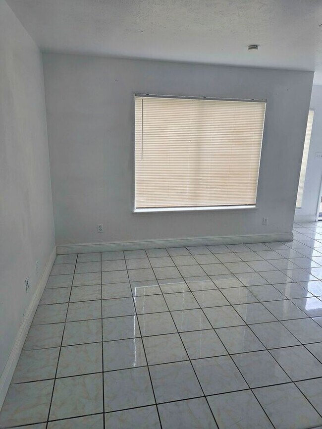 Building Photo - Large Two bedrooms with a cover patio