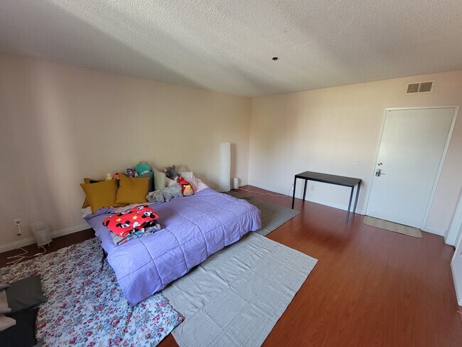 Building Photo - 3693 Durfee Ave