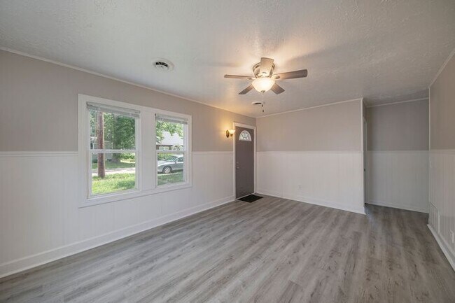 Building Photo - $1350 2/1 720 sqft ranch home with yard an...
