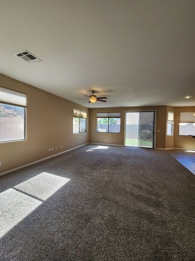 Foto del edificio - LOVELY 3 Bedrooms +LOFT, 3 Bathrooms, 2 Ca...