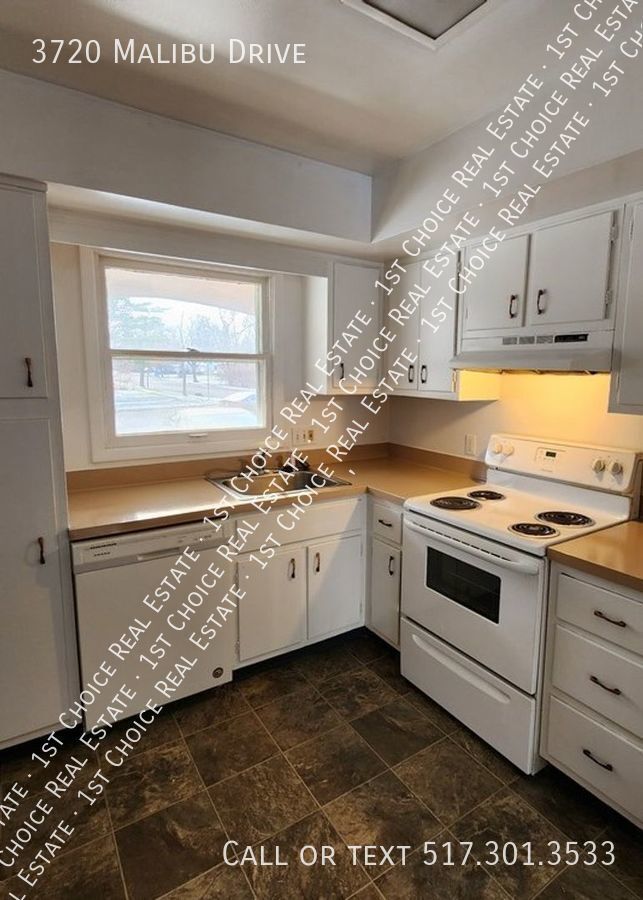 Building Photo - 3-BDR 1.5-BTH Duplex w/ Basement & Garage