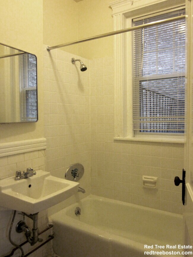 Building Photo - 29 Park Dr