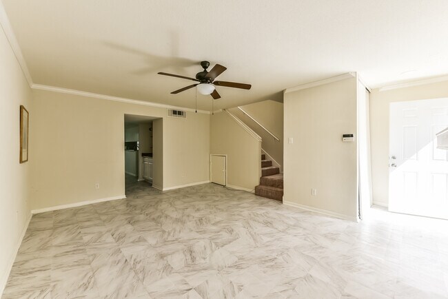 Foto del edificio - 5917 Fairdale Ln