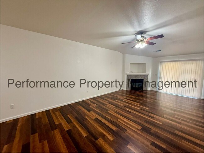 Foto del edificio - Stunning 5 Bed/2 Bath NW Bakersfield Home w/ $0 Deposit Option