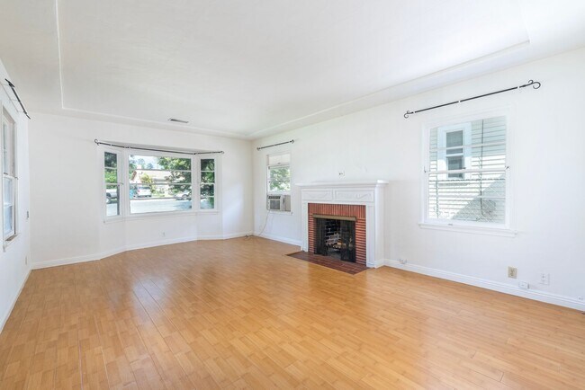 Foto del edificio - 3 bedroom/2bathroom front house in N. Alha...