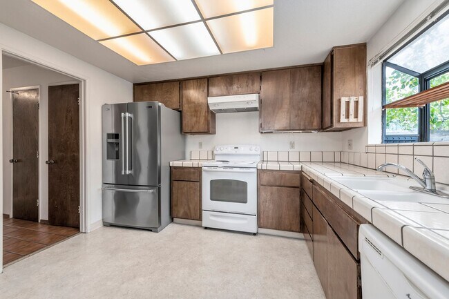 Building Photo - Spacious Townhome in Excellent Location!