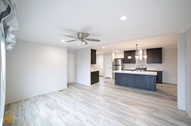 Foto del edificio - Spacious 4-Bedroom Home with Lawn Maintena...