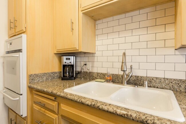 Foto del edificio - 1348 N Vista St