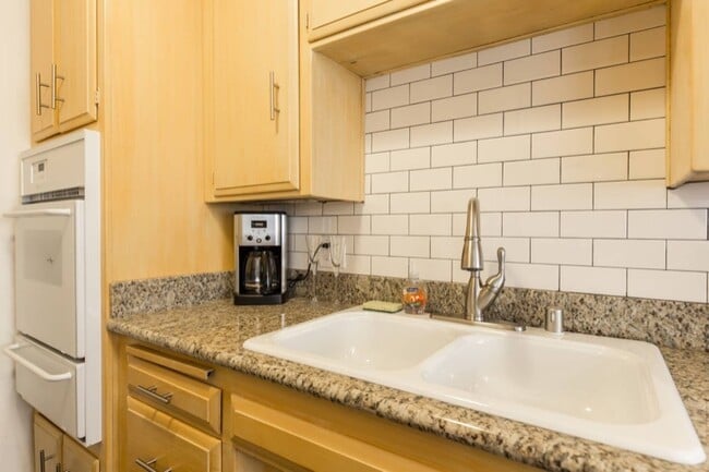 Building Photo - 1348 N Vista St