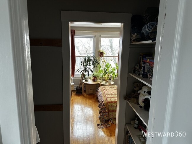 Building Photo - 2102 W Belle Plaine Ave