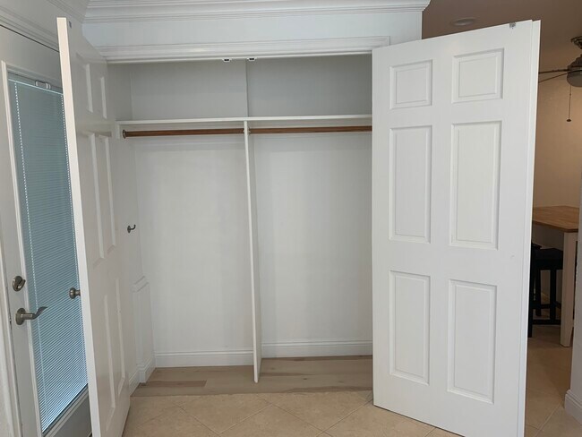 Closet - 654 Manhattan Beach Blvd