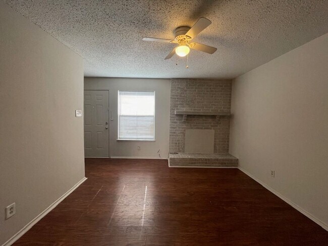 Foto del edificio - 221 Meadow Ct