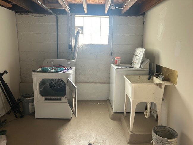 Full Laundry - 2624 Woodlawn Ave