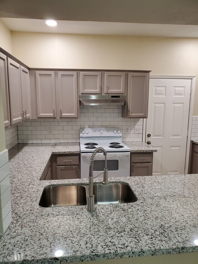 Foto principal - 7010 Dumble St