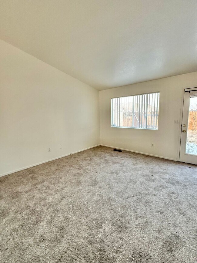 Foto del edificio - 8051 Big River Dr