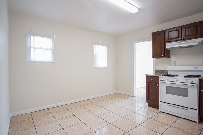 Building Photo - City Heights: Spacious 1bd/1ba House - Sin...