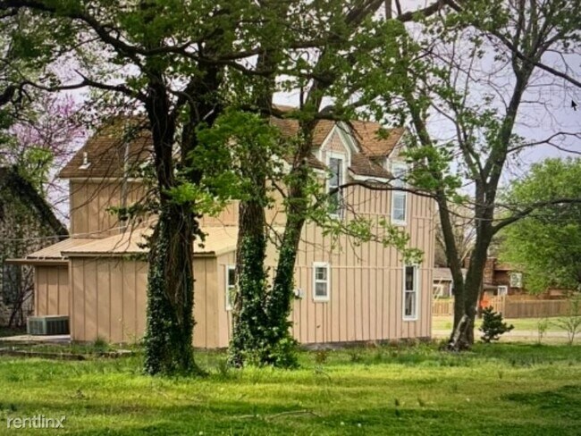 Building Photo - 3 br, 2 bath House - 2021 Remco 606 E 3rd