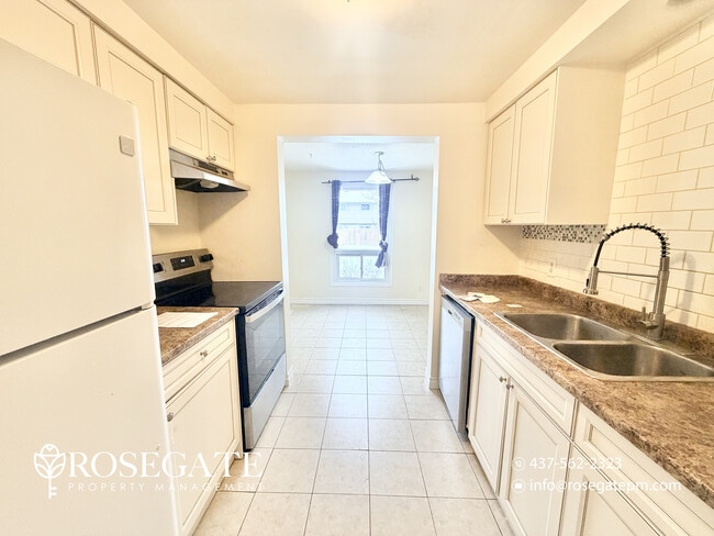 Building Photo - Bright 3-Bedroom Freehold Townhouse with Backyard & Included Internet in Guelph