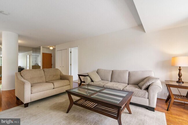 Foto del edificio - 2111 Wisconsin Ave NW