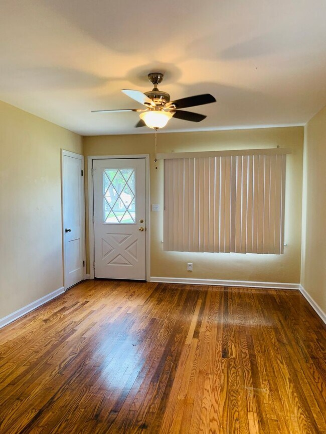 Foto del edificio - Beautiful 3 bedroom, 1 Bath Single Family ...