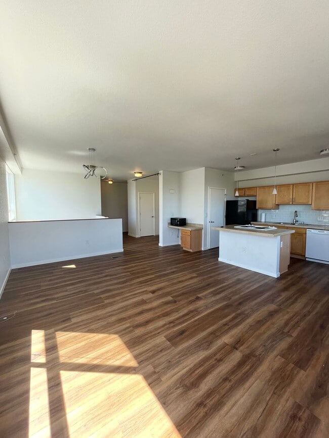Building Photo - Beautiful and Bright 2B/2.5B off 28th and ...