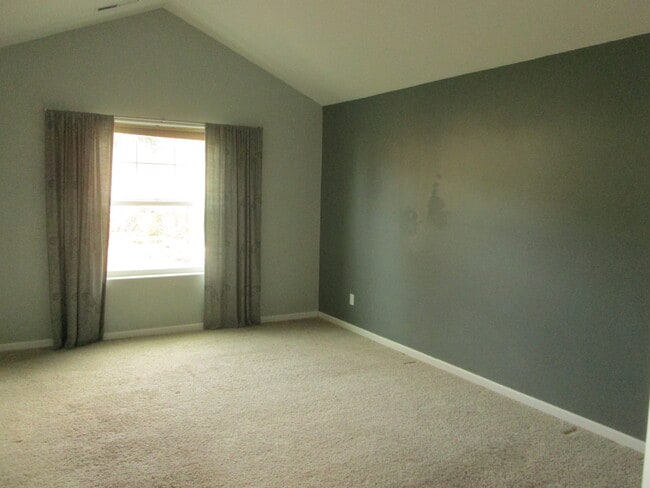 Building Photo - 5704 NE Hidden Creek Dr