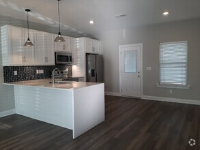 Building Photo - 555 Gresham Ln