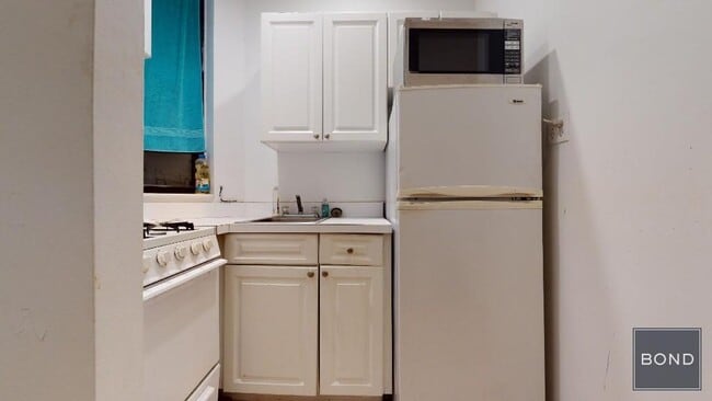 Building Photo - 332 E 93rd St
