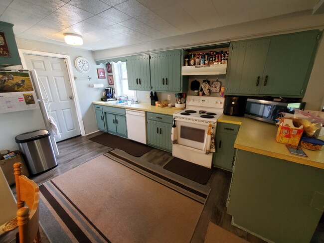 Building Photo - Charming 2-Bedroom Duplex for Rent in Whit...