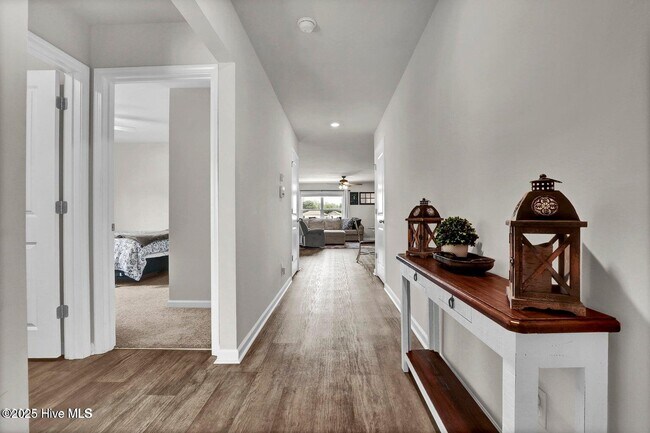 Building Photo - 519 Birdsong Dr