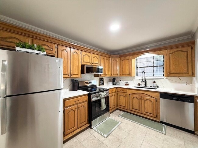 Building Photo - 5805 Sidney Dr