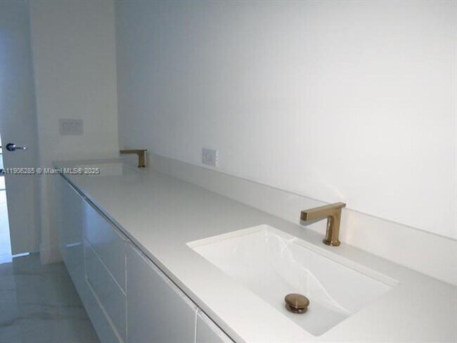 Foto del edificio - 700 NE 24th St