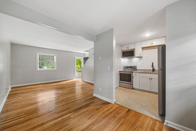 Foto del edificio - Newly Renovated 2 Bedroom, 1 Bath Duplex within walking Distance to UVA!