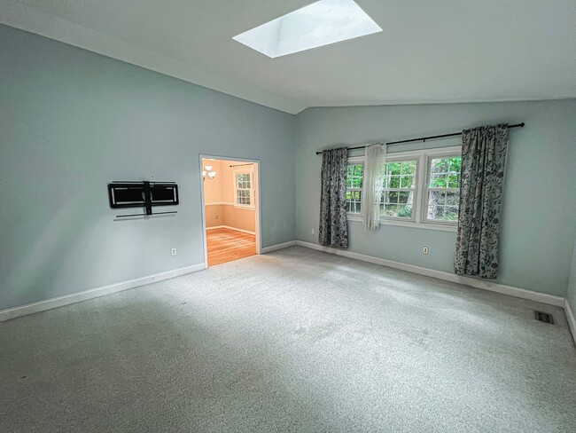 Building Photo - Remarkable Home With Spacious Deck And Det...