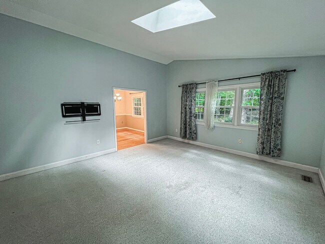 Foto del edificio - Remarkable Home With Spacious Deck And Detached Parking In A Quiet Cul De Sac In Woodbine Woods