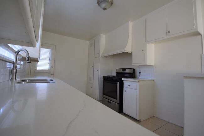 Foto del edificio - 5220 Radford Ave