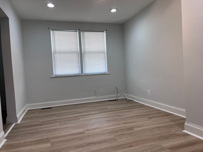 Building Photo - Stunning 3-Bedroom Renovated Townhome in E...