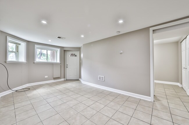 Foto del edificio - 2527 N Springfield Ave