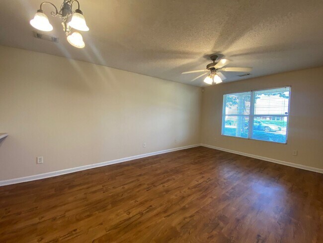 Foto del edificio - PRE-LEASING FOR AUGUST 2026 ! 1/2 DEPOSIT SPECIAL