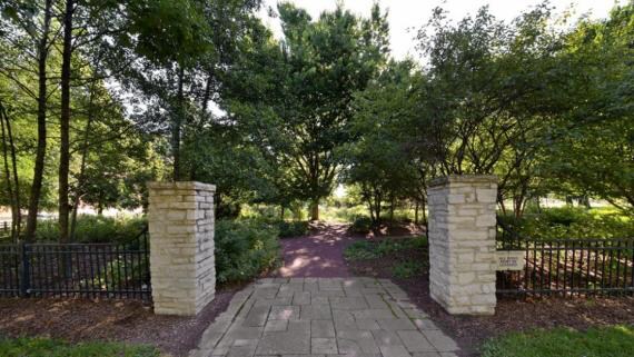 Foto principal - 8752 S Saginaw Ave