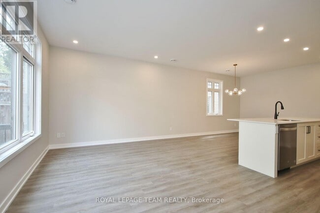 Photo du bâtiment - 304 Lanark Ave