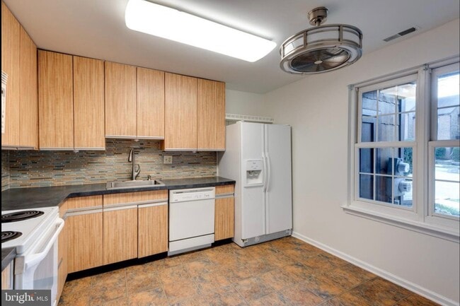 Building Photo - 10 Rittenhouse Ct