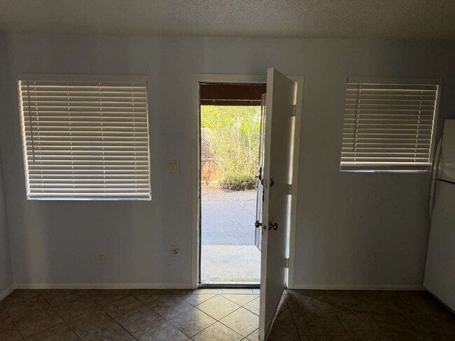 Foto del edificio - Charming 1-Bed/1-Bath Near SR-51 with Private Outdoor Space