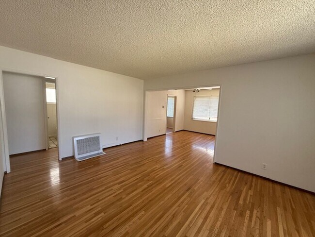 Foto del edificio - REDONE CUTE 2BED/1BATH HOUSE W/ REFURBISHE...